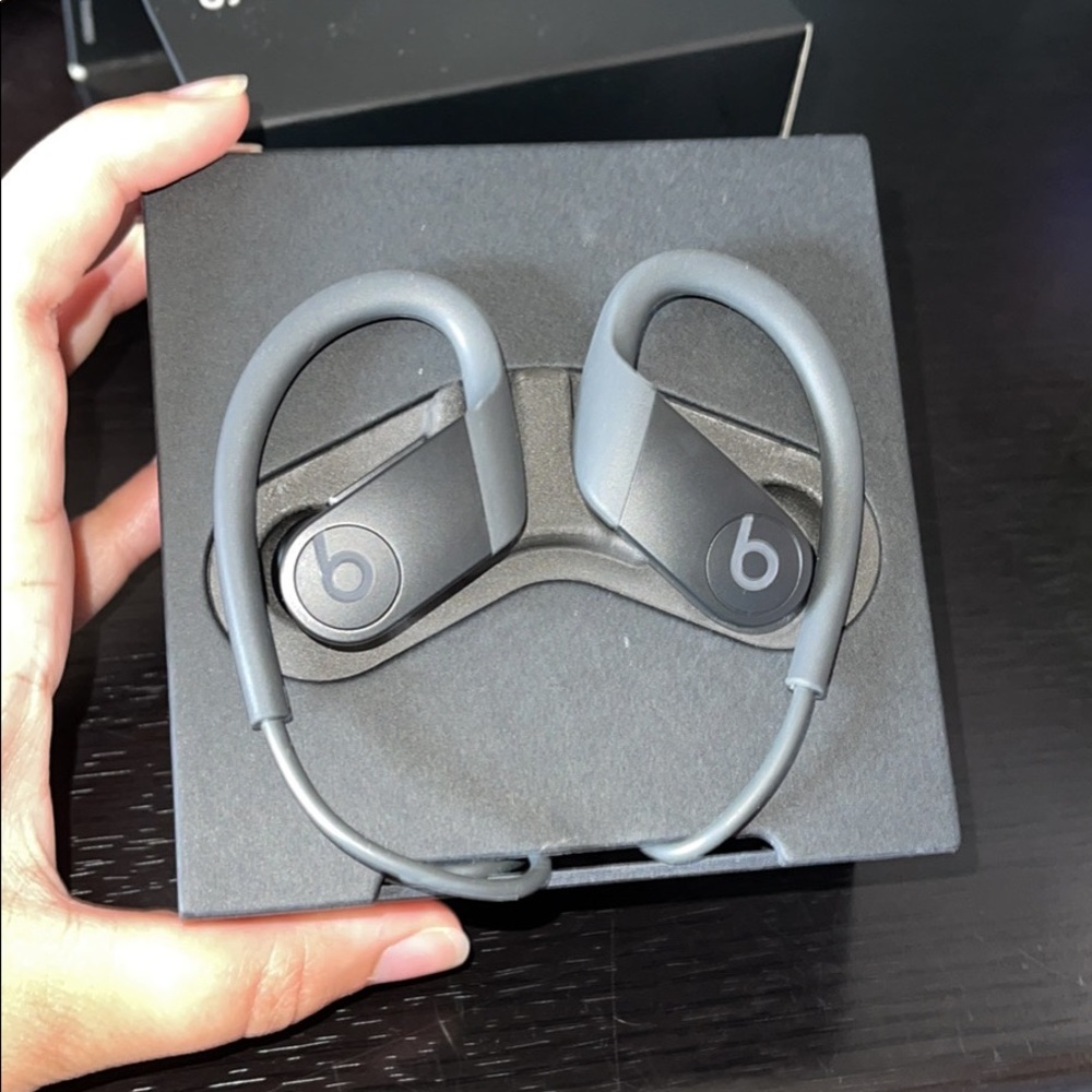 BRAND NEW BEATS IN OPEN BOX